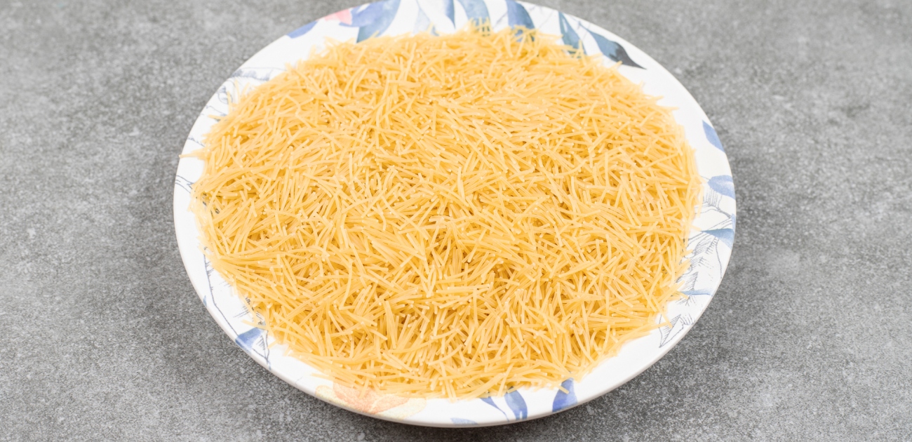 طبق يحتوي الشعيرية