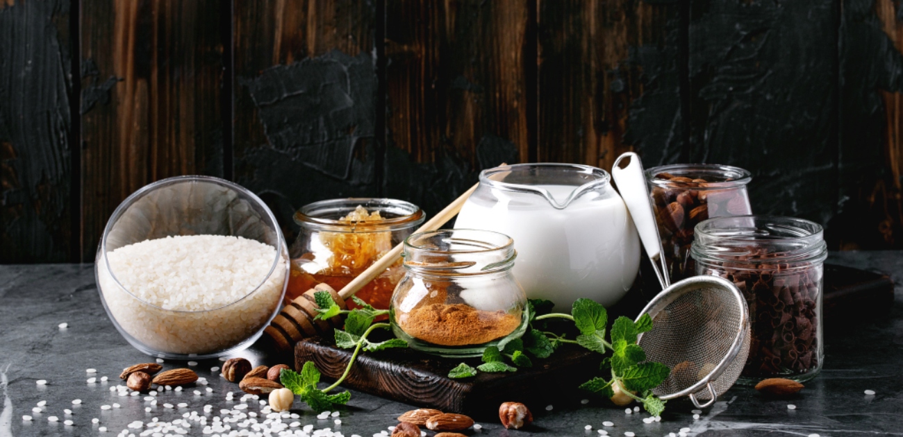 السكرالوز، أحد أكثر المُحليات الصناعية استخدامًا قد يتداخل مع آليات تنظيم الجوع الطبيعية في الدماغ بطرق قد تزيد الشهية بدلًا من إشباعها.