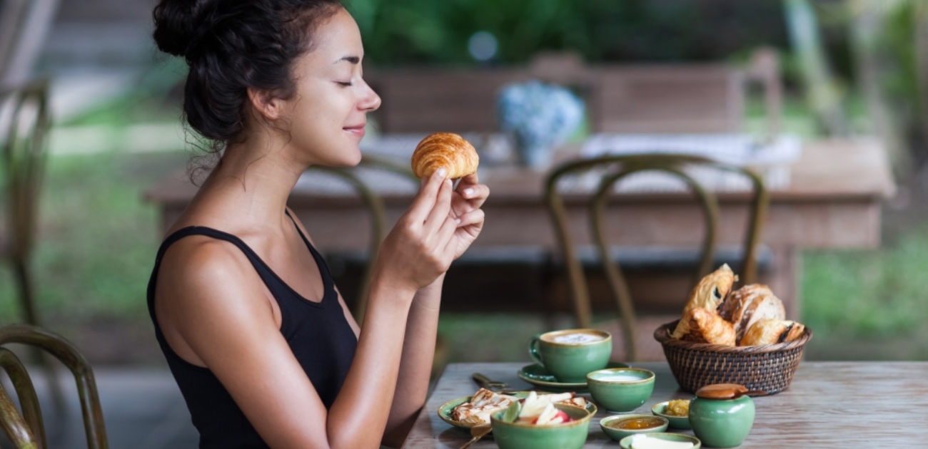 Mindful Eating: كيف تستمتعون بطعامكم وتفقدون الوزن في نفس الوقت؟