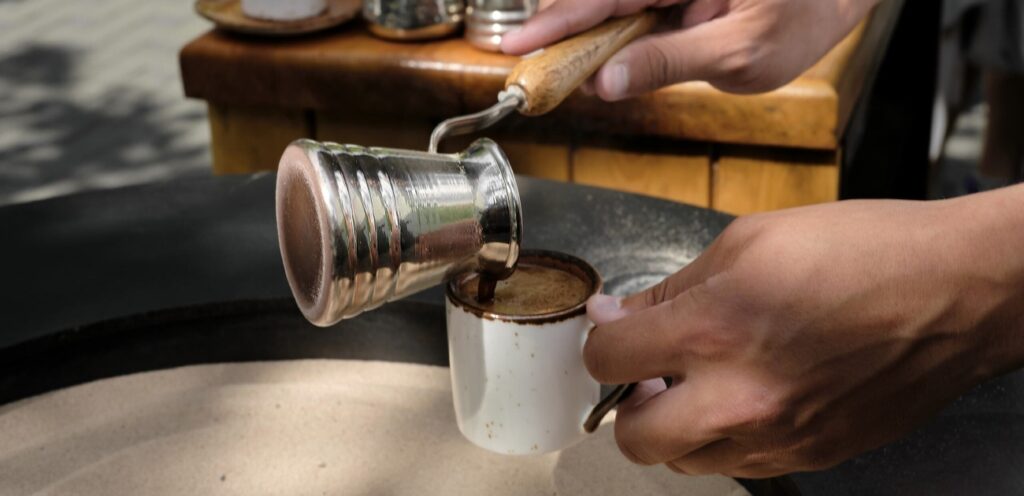 سكب فنجان قهوة
