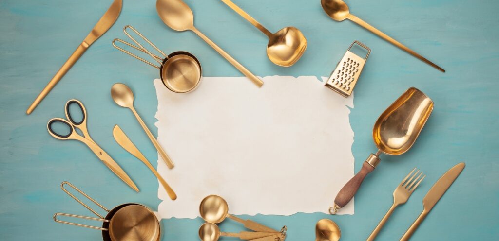 أدوات تناول الطعام مطلية باللون الذهبي