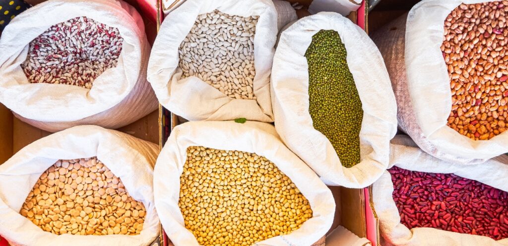 الترمس يباع مع البقوليات