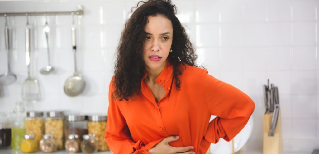 امرأة تشكو من آلام في المعدة