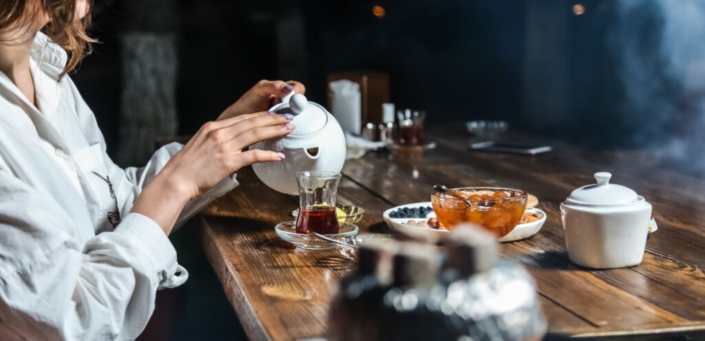 شرب الشاي بعد الأكل قد يسبب أضرارًا عديدة