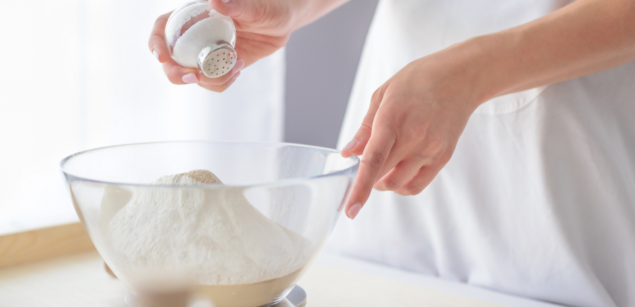 نضع المكونات في وعاء