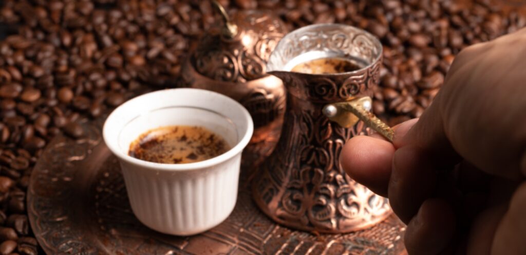 مكونات القهوة السعودية: نكهات رائعة يفوح منها عبق أصالة الخليج!