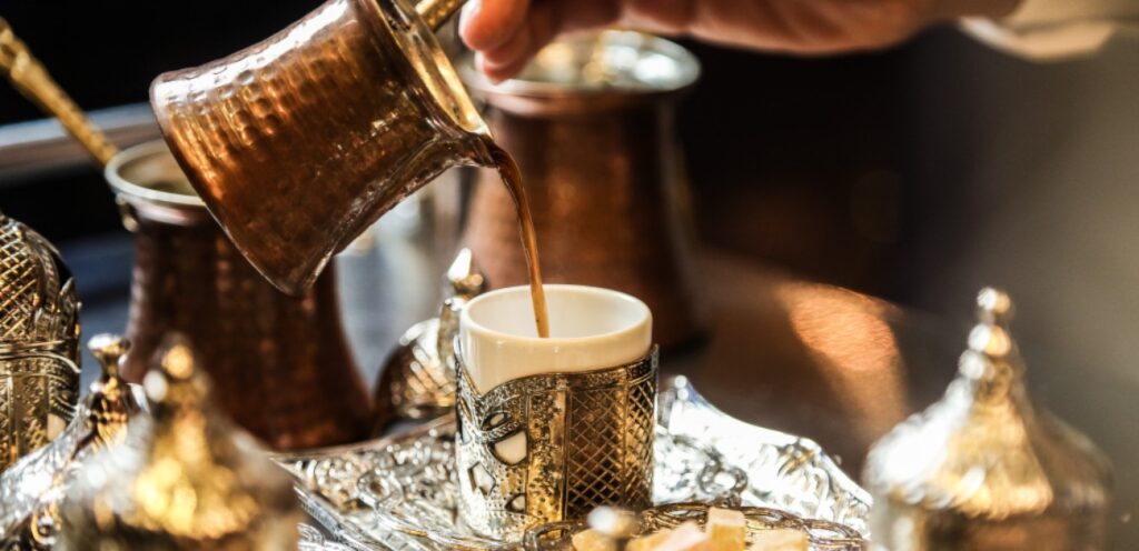 مكونات القهوة السعودية: نكهات رائعة يفوح منها عبق أصالة الخليج!