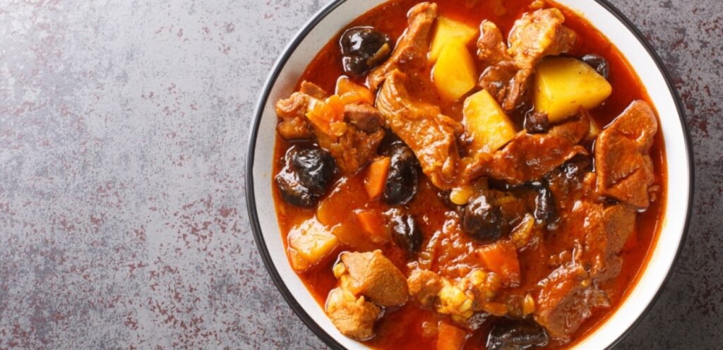 لحم بالبرقوق ألذ طاجن مغربي.. حضروه بأشهى طريقة