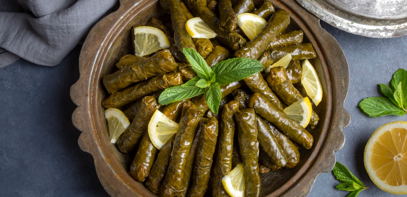 وضع الحبات في القدر