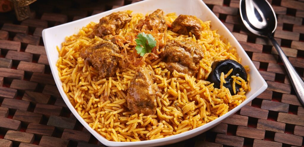 الجامي

الجامي هو طبق إفطار تراثي شعبي وقديم في الإمارات، وهو طبق من اللبن المخثر، المحضر بطريقة خاصة، عبر تسخينه على نار هادئة لفترة طويلة تصِل إلى نصف ساعة دون تقليب حتى يتخثر اللبن وتجف سوائله، ويتم تخثير وتركيز اللبن بدرجات متفاوتة تبعًا للتفضيلات الشخصية، ويُقدَّم هذا النوع المميز من الأكل الإماراتي مع السمن البلدي. وإكتشفوا أشهر المأكولات السودانية اللذيذة …ننصحكم بتجربتها.