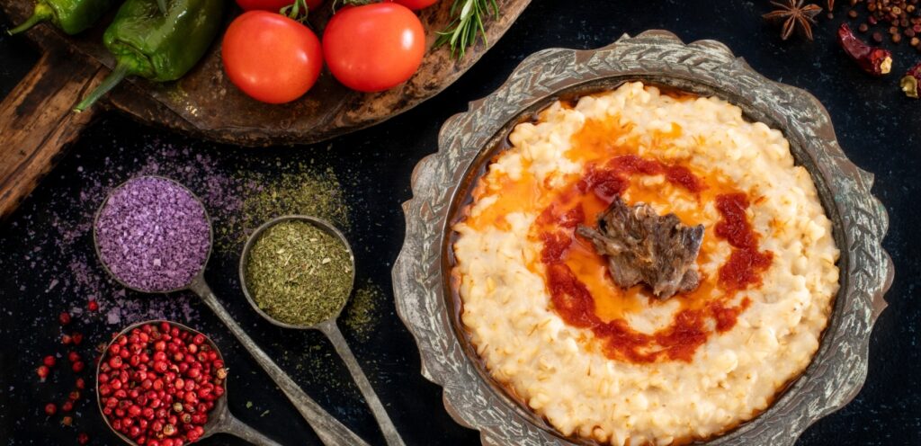 الجامي

الجامي هو طبق إفطار تراثي شعبي وقديم في الإمارات، وهو طبق من اللبن المخثر، المحضر بطريقة خاصة، عبر تسخينه على نار هادئة لفترة طويلة تصِل إلى نصف ساعة دون تقليب حتى يتخثر اللبن وتجف سوائله، ويتم تخثير وتركيز اللبن بدرجات متفاوتة تبعًا للتفضيلات الشخصية، ويُقدَّم هذا النوع المميز من الأكل الإماراتي مع السمن البلدي. وإكتشفوا أشهر المأكولات السودانية اللذيذة …ننصحكم بتجربتها.