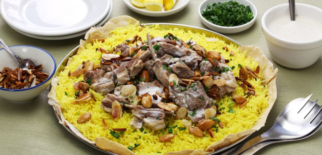 طريقة تقديم المنسف