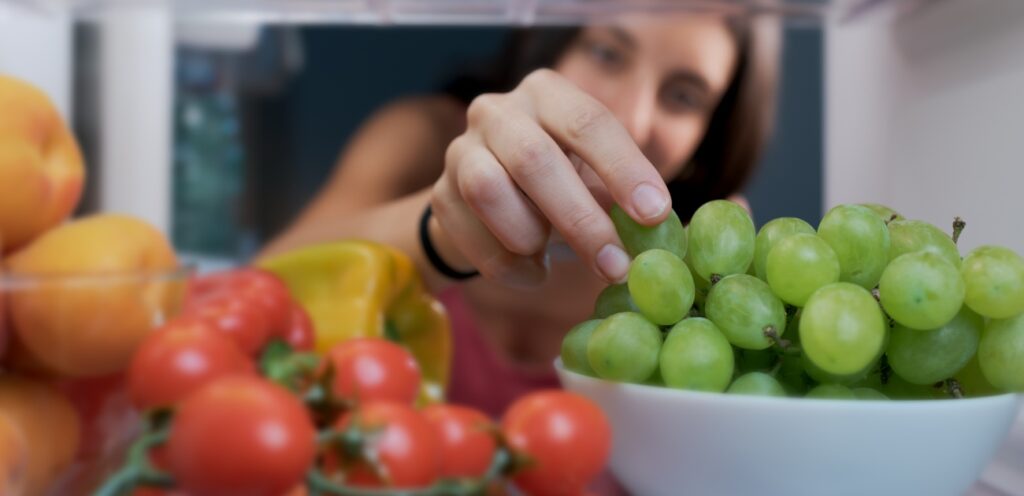 أكثر الأخطاء شيوعًا في تخزين الخضار والفواكه