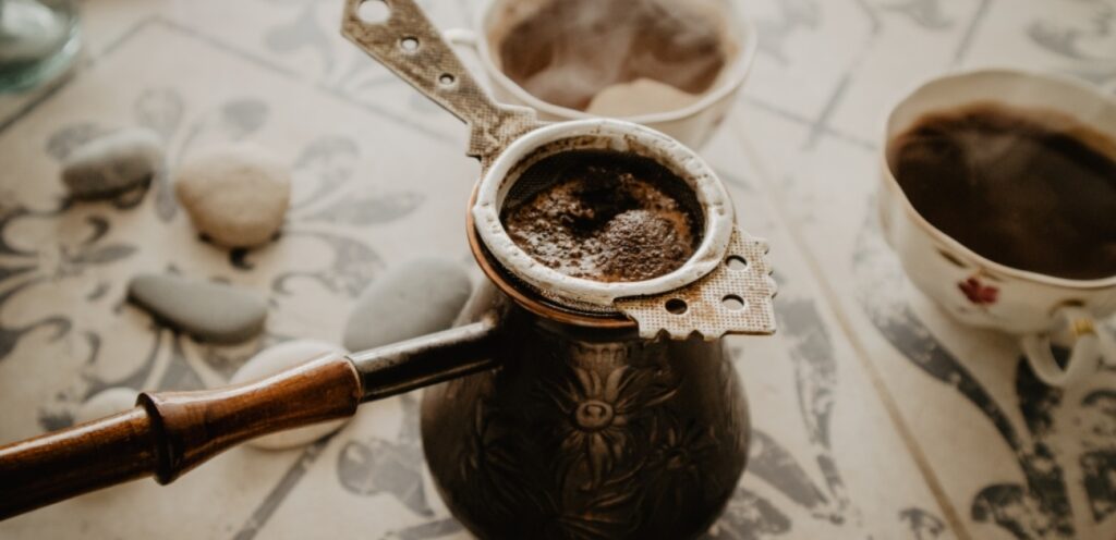 ما هو أصل القهوة العربية؟ تاريخ عريق يمتد لآلاف السنين