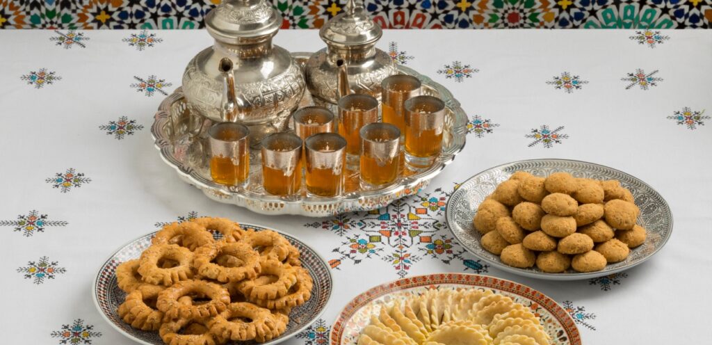 يقدم الشاي عادةً إلى جانب أشهر الحلويات المغربية