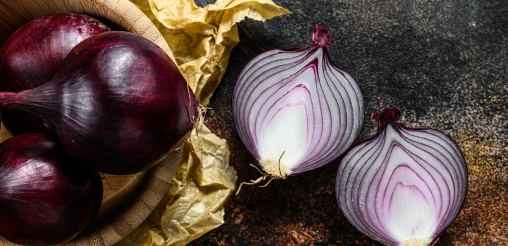 ماذا يحدث لمعدتكم عند تناول البصل النيء؟ اكتشفوا الإجابة