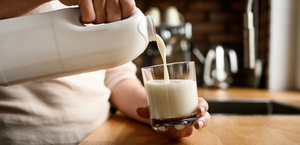 تسخين الحليب بين الفوائد والمخاطر.. ما الخيار الأفضل؟