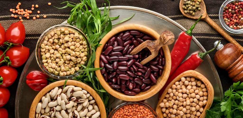 من أنواع السلطات سلطة البقول مع المعكرونة.. حضروها في المنزل!