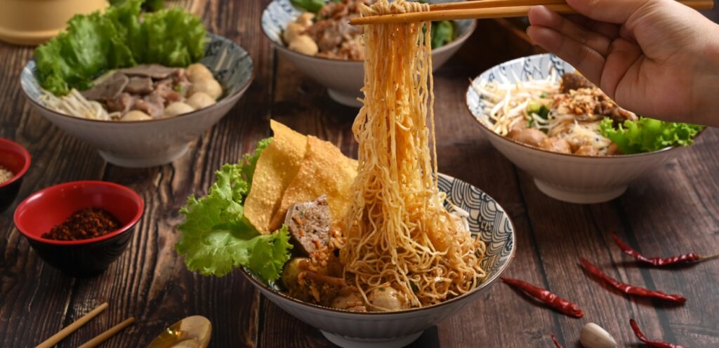 إذا كنتم من محبي الطعام الآسيوي.. استمتعوا بتجربة أفضل نودلز!
