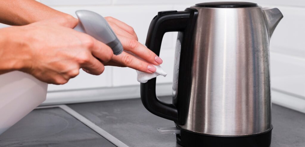 يجب تنظيف سخان الماء باستمرار للحفاظ عليه